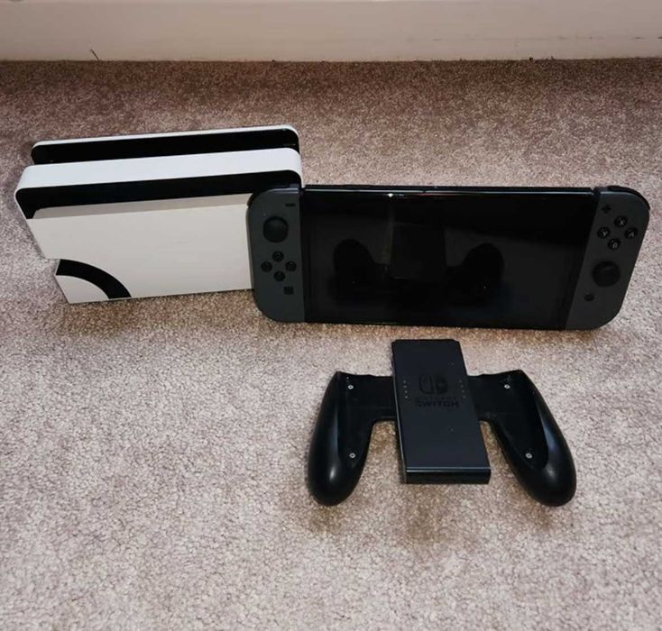 Nintendo Switch OLED 2TB (modat CFW), dock, 2x Pro Controller