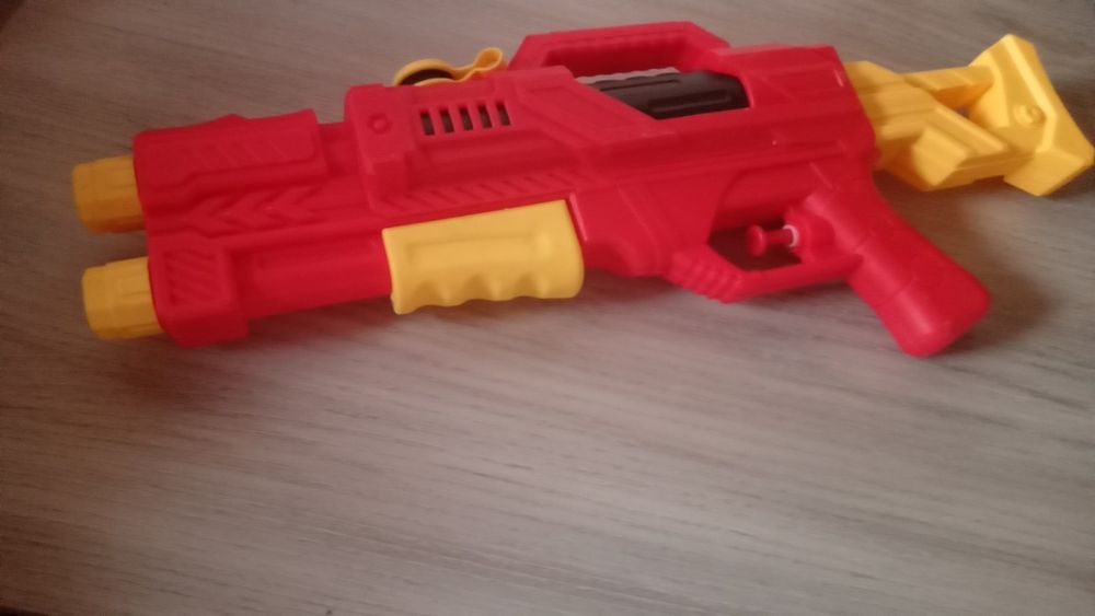 Продам водяной пистолет красный за 3000