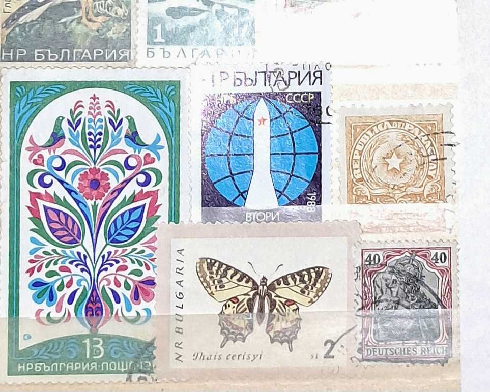 Голям класьор с близо 900 бр. пощенски марки .