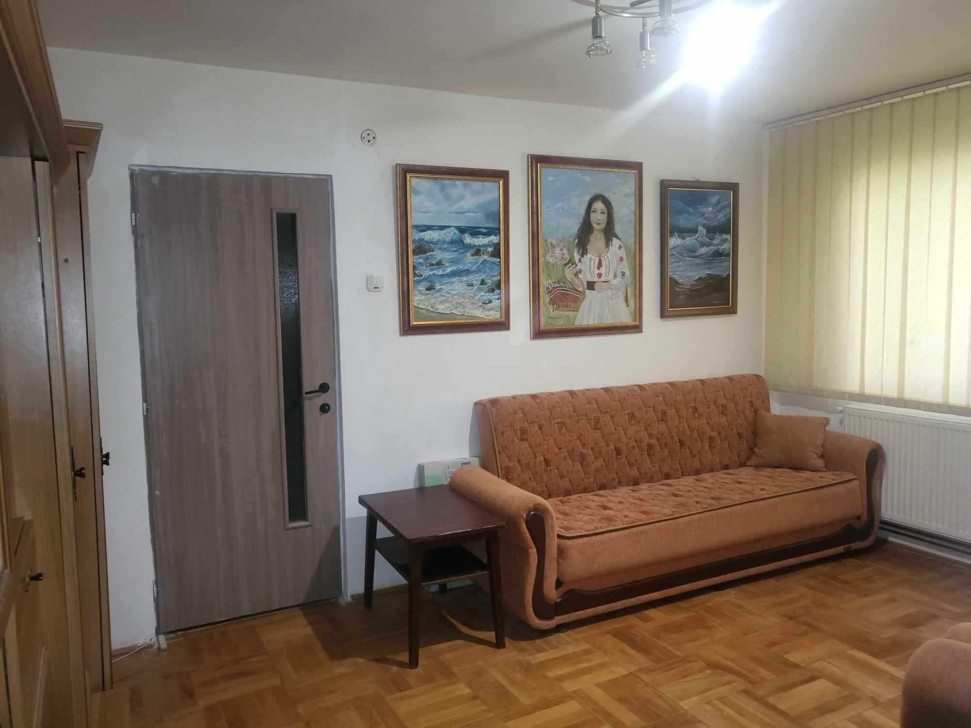 inchiriez apartament  2 camere in zona Boul Rosu