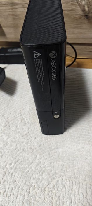 Xbox 360 250gb, kinect сензор, 2 джойстика и 30 игри