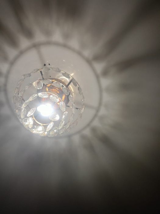 Продам почти новую люстру