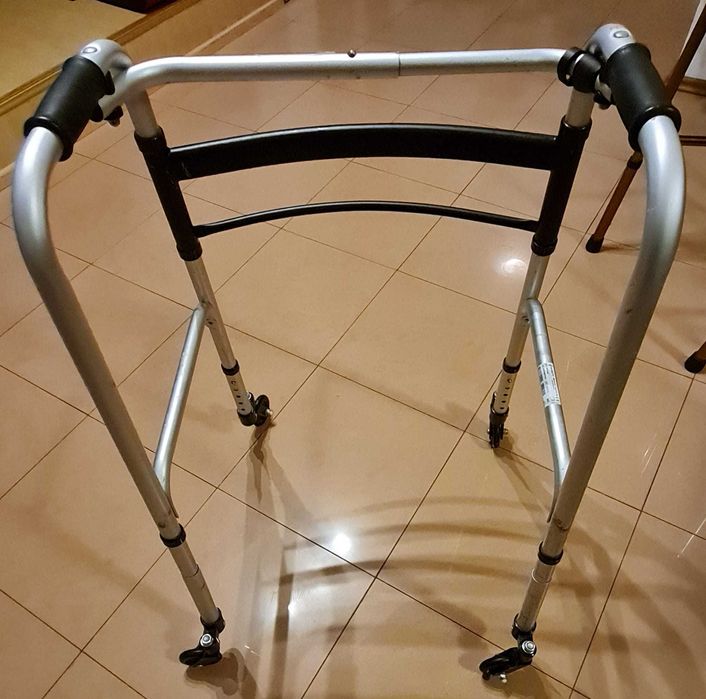 Vand cadru de mers batrani sau handicap