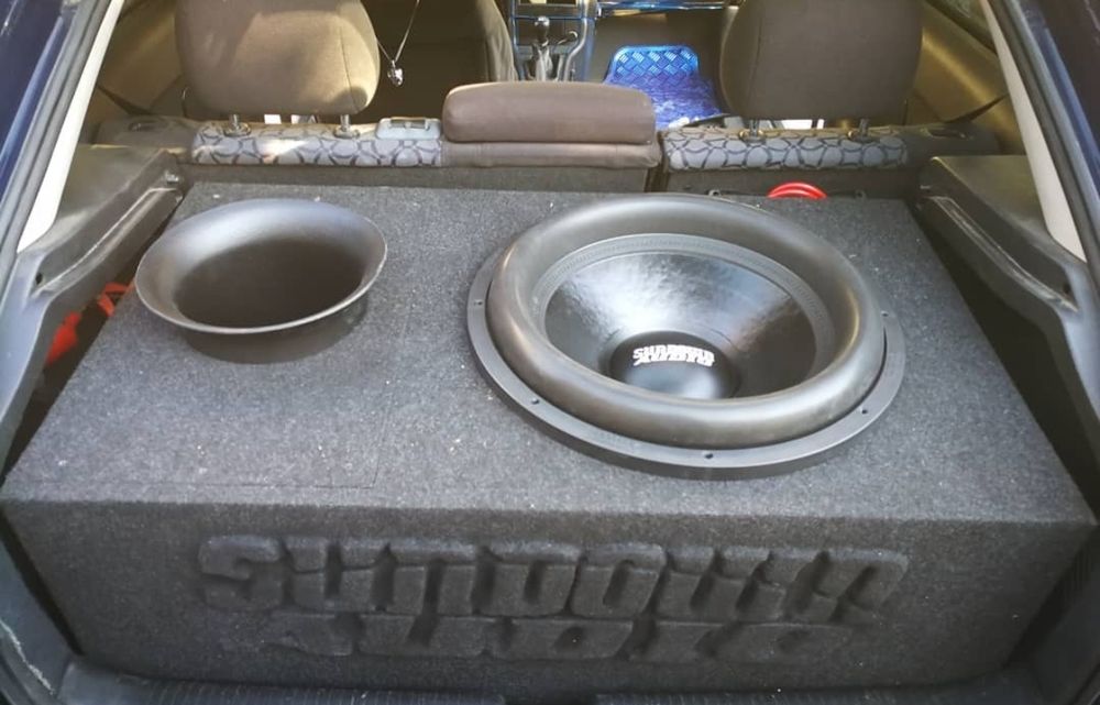 Sundown zv5 18 инча ЗВЯР 2000rms с кутия за него