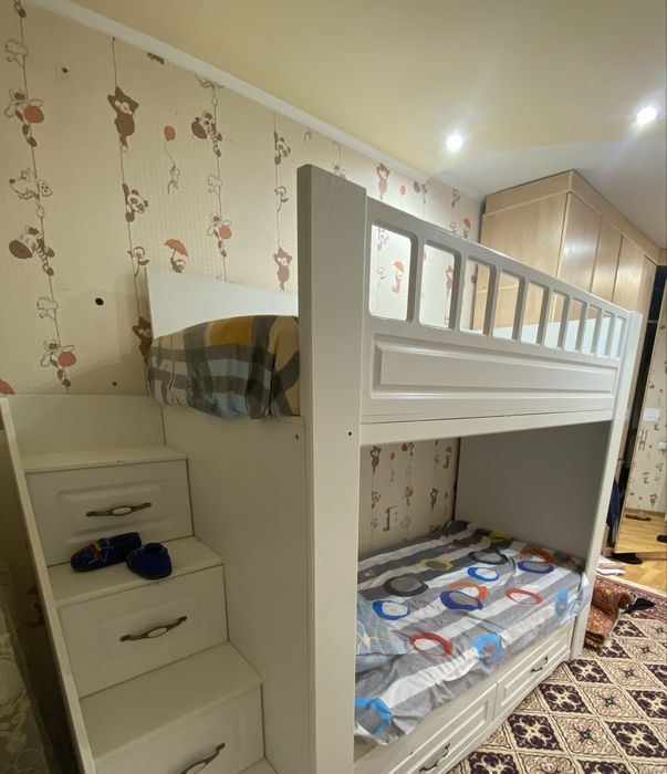 Двух этажный кровать