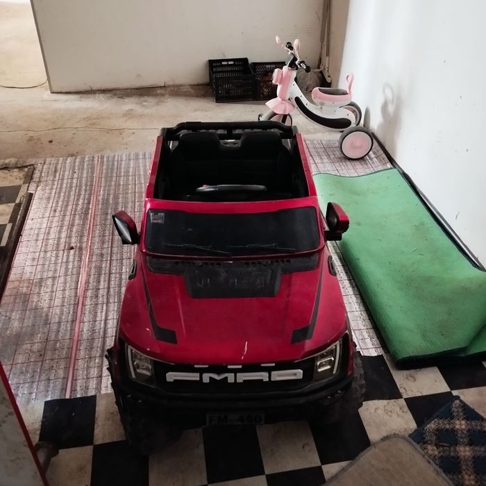 Bolalar uchin minib haydaydigan moshina