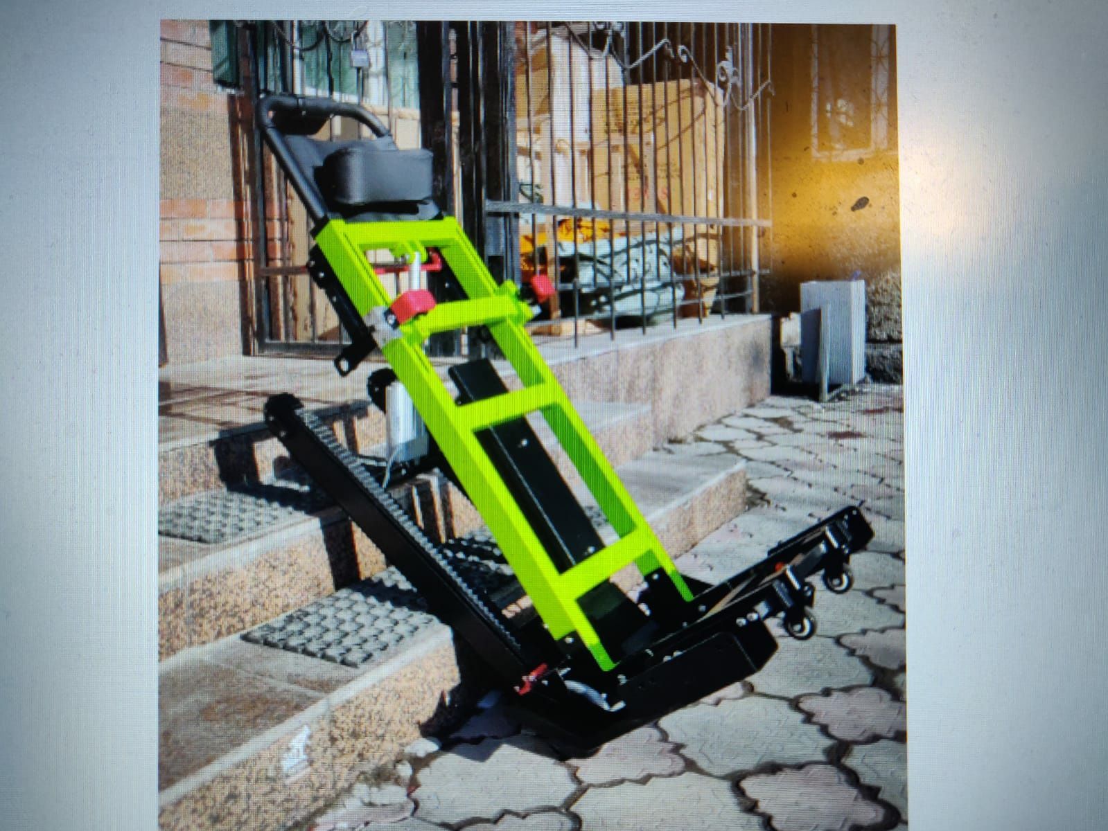 Лестничный гусеничный электропдьемник  для инвалидной коляски