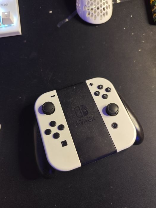 Nintendo switch oled с три игри и кутия на 6 месеца