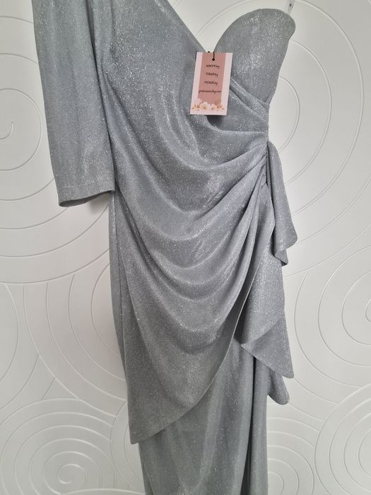 Официална рокля от бляскава материя