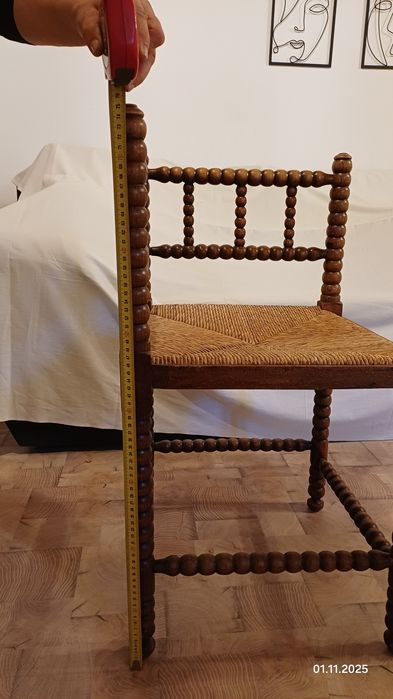 Vând scaun vechi model ornamentat