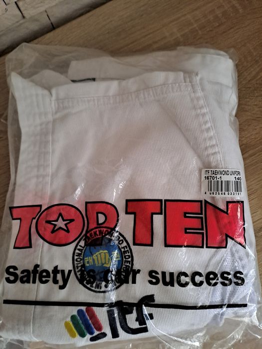 Dobok Taekwondo aproape nou