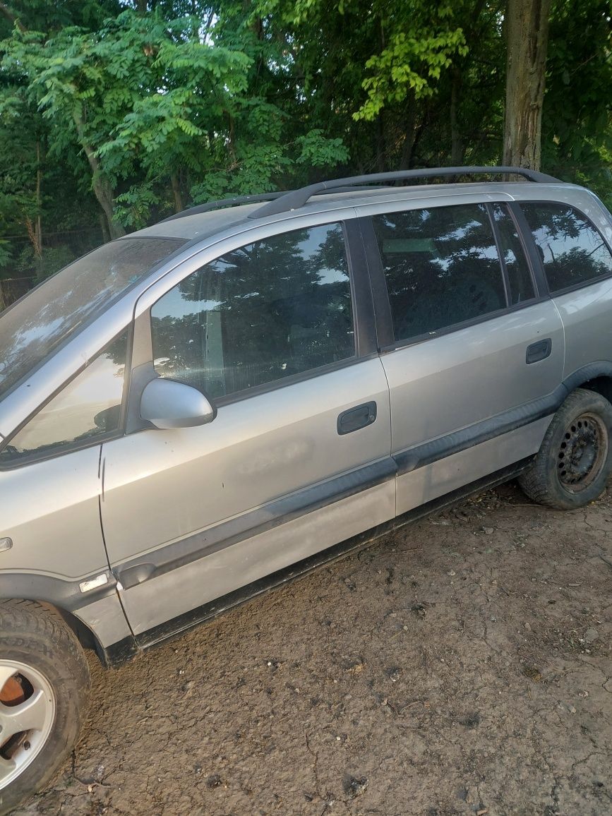 Vand Opel Zafira an 2002 cu motor 1.9 pentru piese schimb