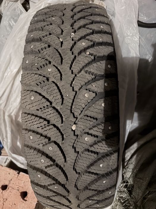 Продам шипованнную резину 205/65/15.