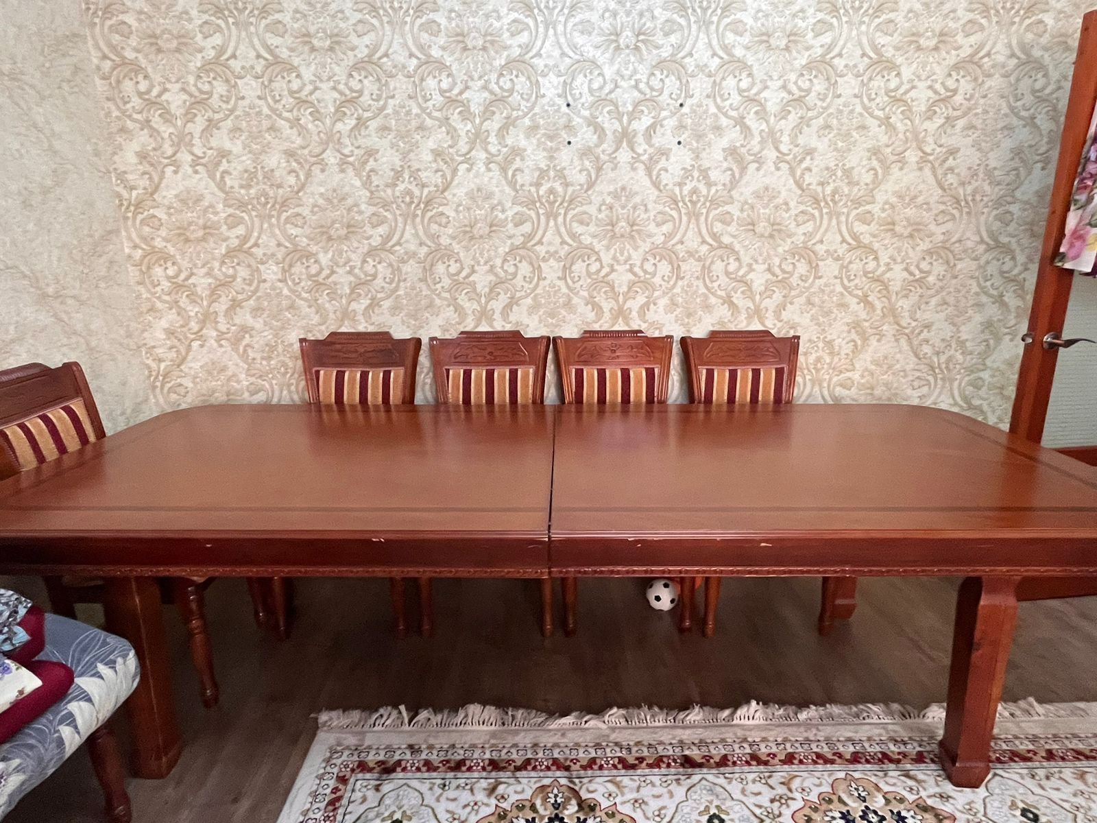 Продам красивый деревянный стол