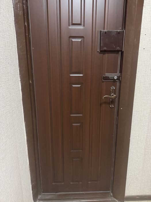 Продается входная дверь, металл, уголки