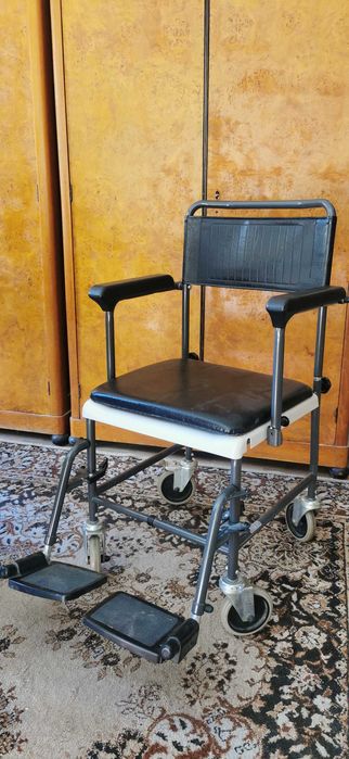 Инвалиден стол за тоалет и баня