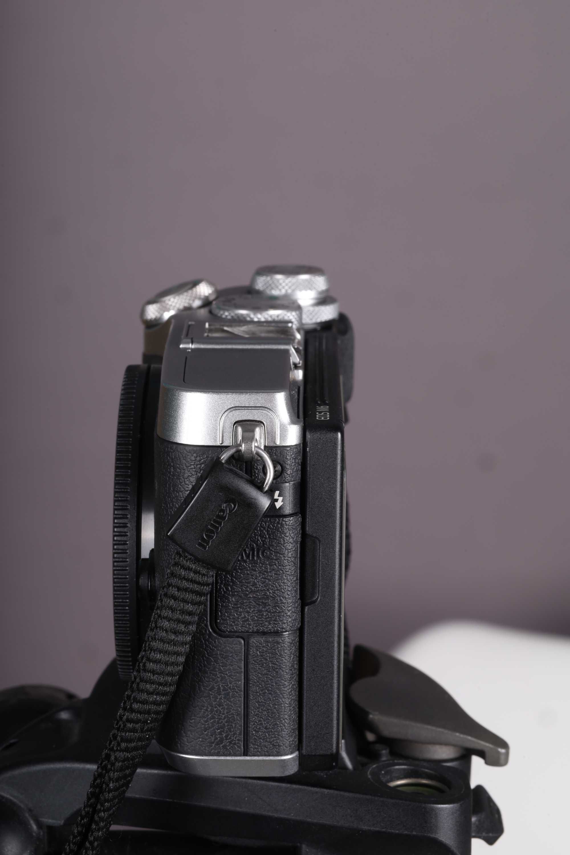 Canon M6 Body cu 3 baterii EOS M (oferta)