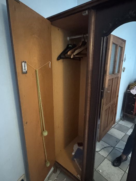 Гардероб кафяв с масивна основа и оранменти