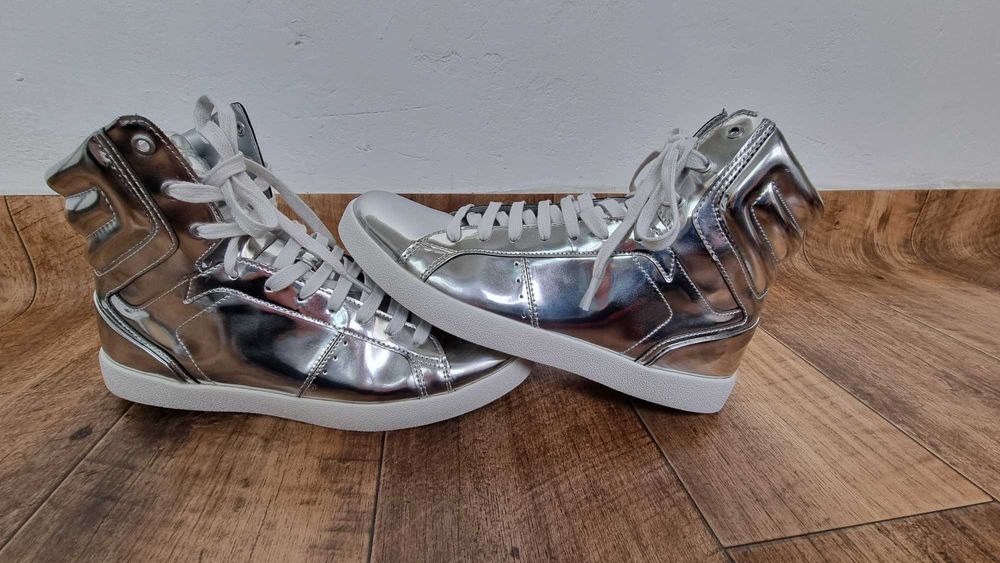 Високи металик кецове на Зара и маратонки Адидас Ориджинълс