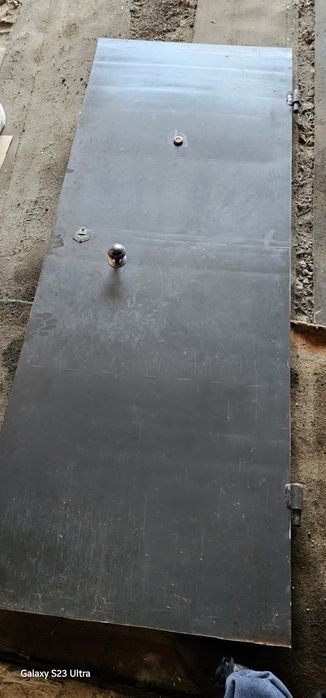 Металлическая дверь