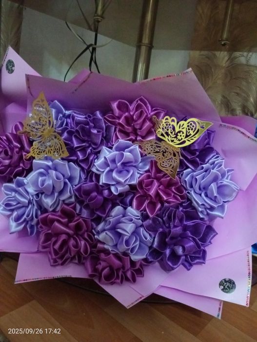 Букет из атласных цветов