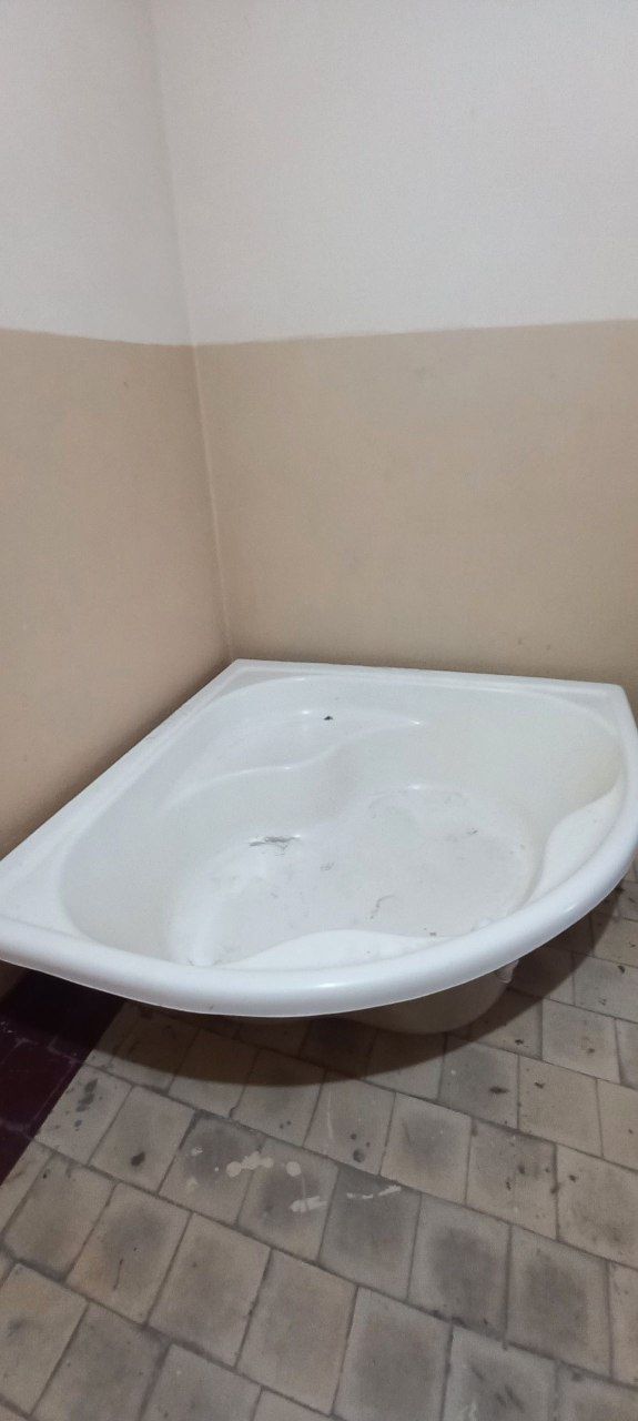 Продаётся ванна 135×135, хорошее состояние
