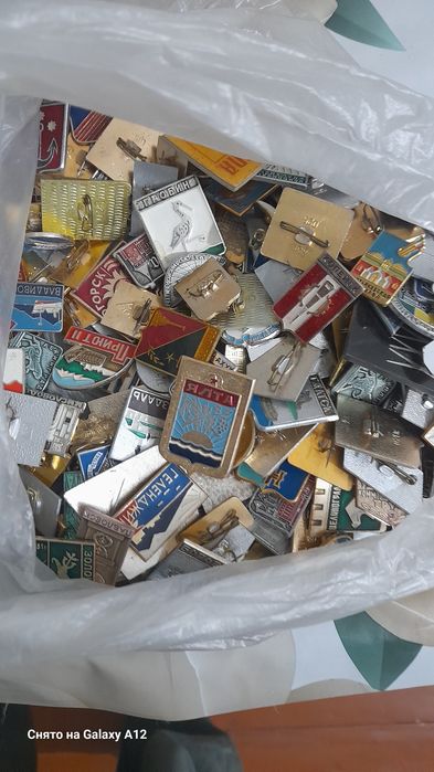 Продаются значки.