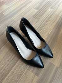 Черни обувки на токчета