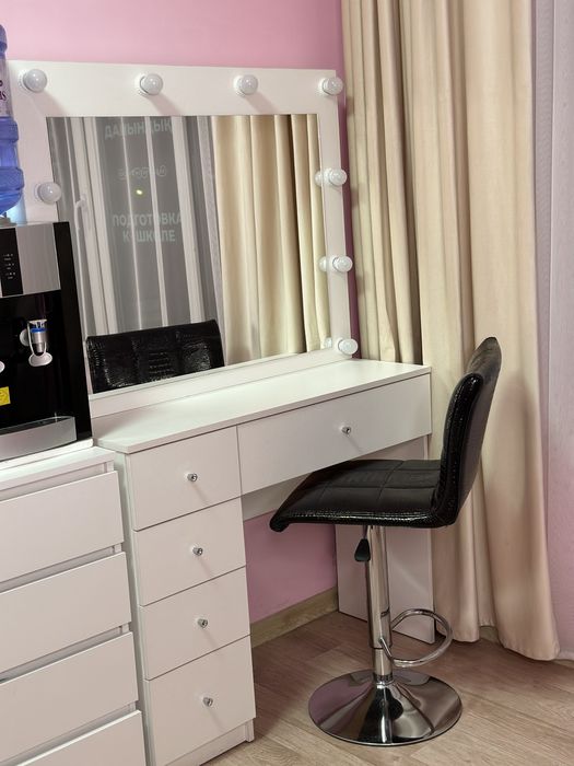 Продаю столик с лампами и стульчик для визажиста, бровиста
