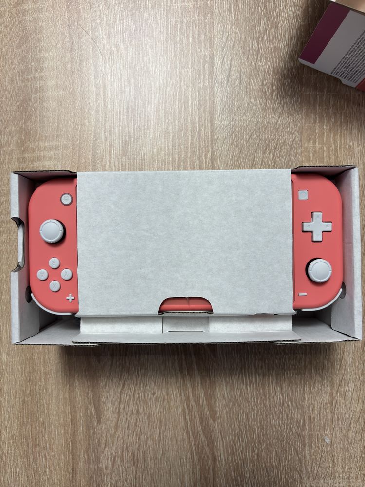 Чисто нова конзола Nintendo Switch Lite Coral