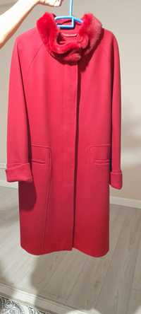 Красивое красное новое пальто