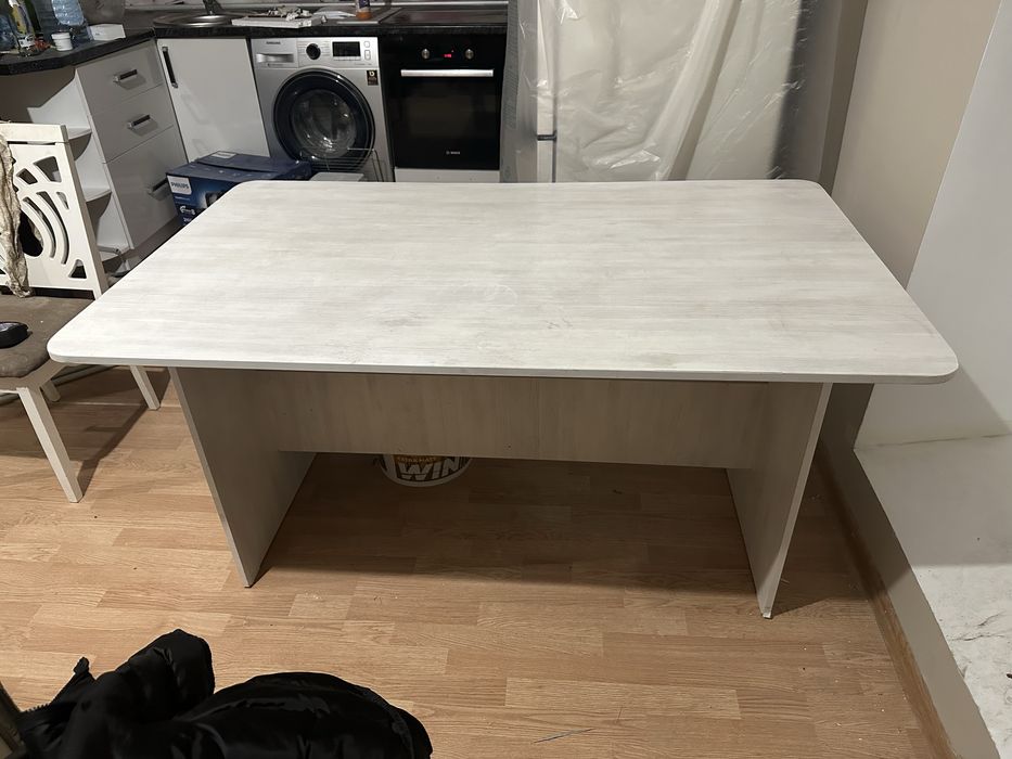 Стол кухонный бежевый