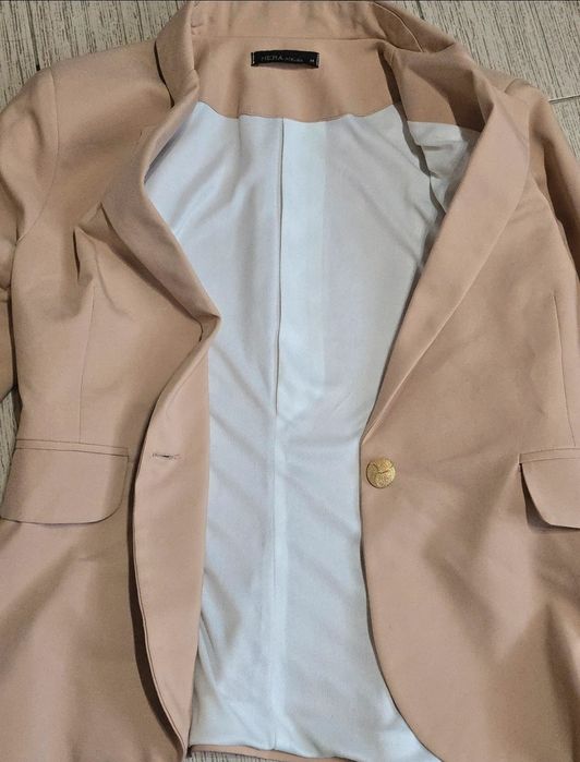 Outfit dama casual blazer si fusta piele
