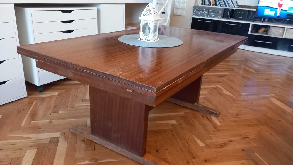 Дървена холна маса