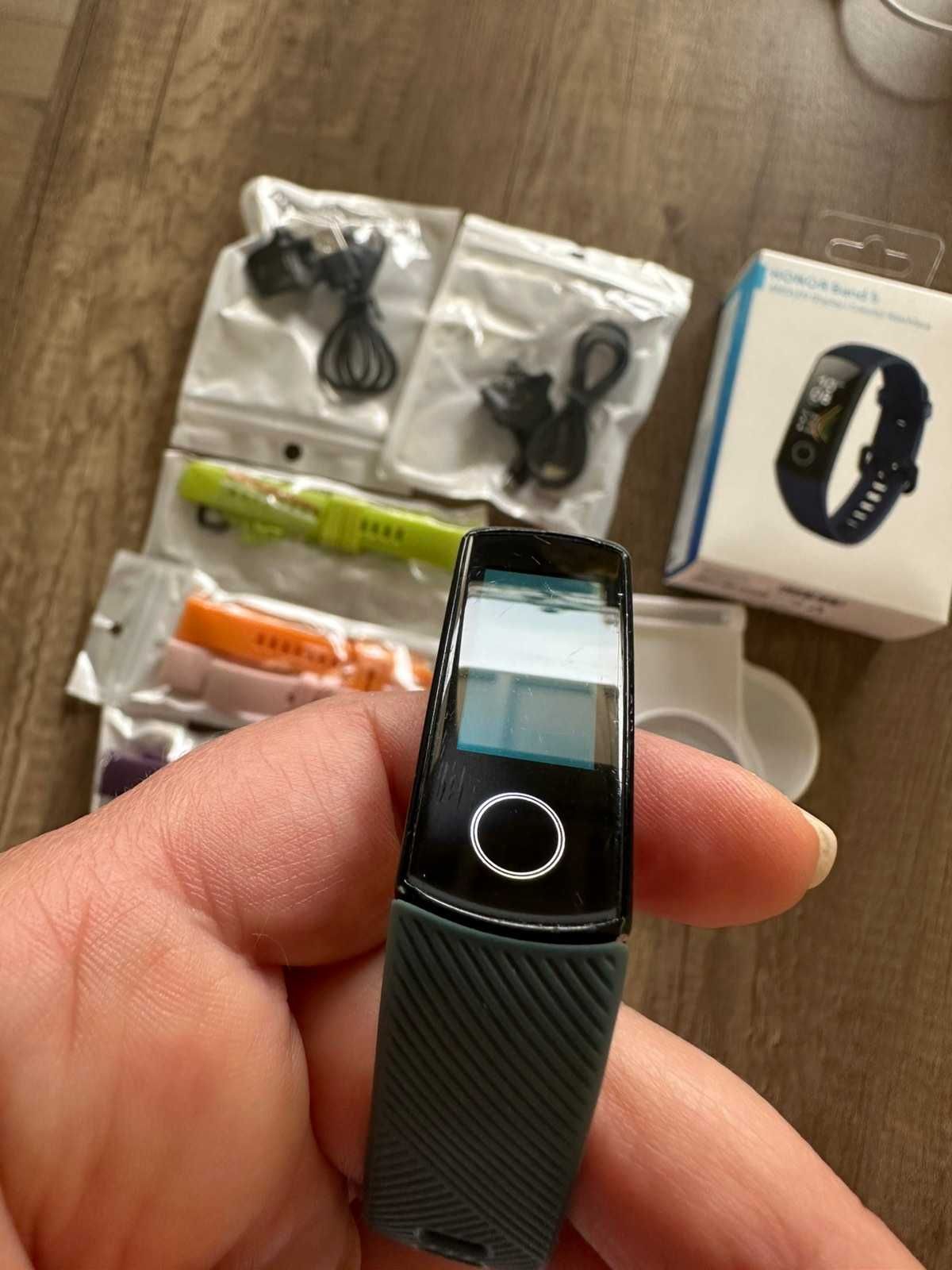 Фитнес гривна Honor Band 5 + 2 зарядни и нови каишки