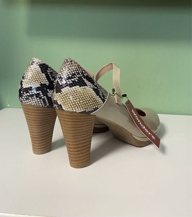 Pantofi cu toc noi cu eticheta