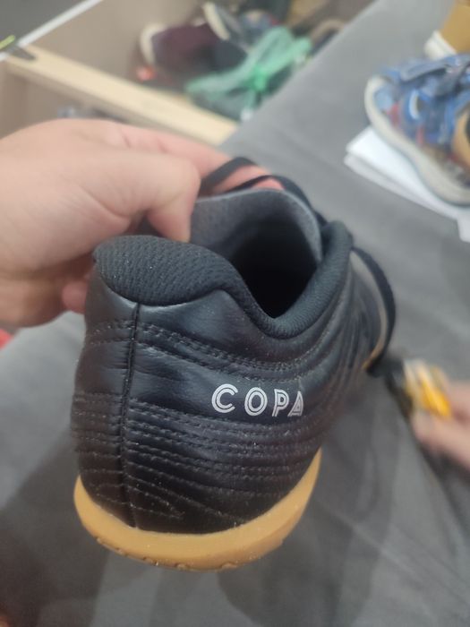 Футболни обувки за зала