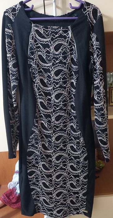 Rochie neagră cu fir auriu