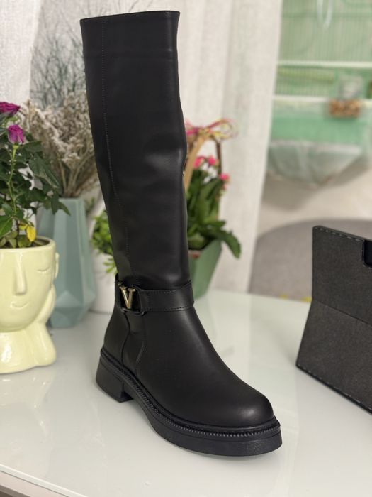 Дамски ботуши черни с нисък ток