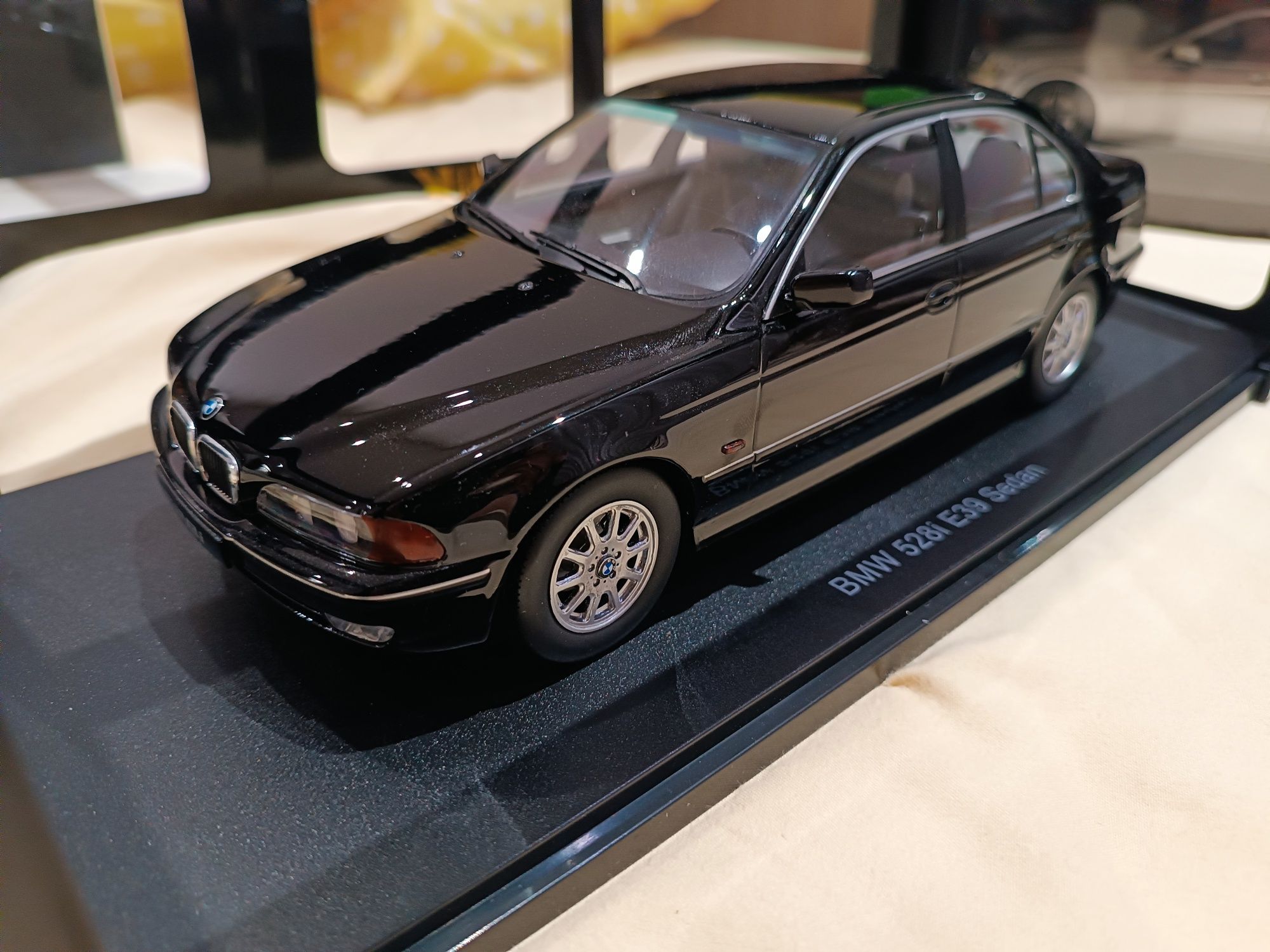 Bmw 528i E39 1:18