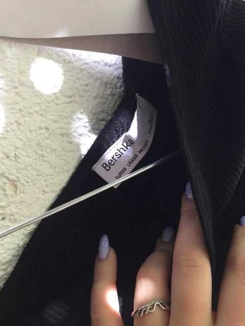 Rochie neagră cu design asimetric – Bershka, mărimea XS