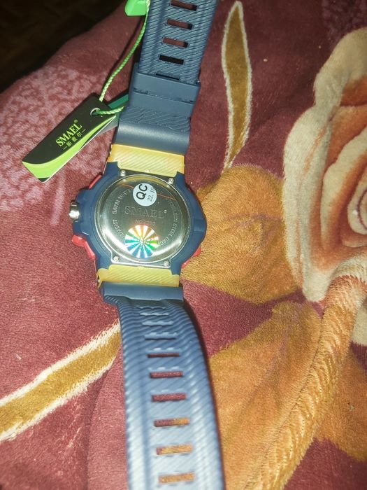 Ceas de mână cu afișaj digital și analogic