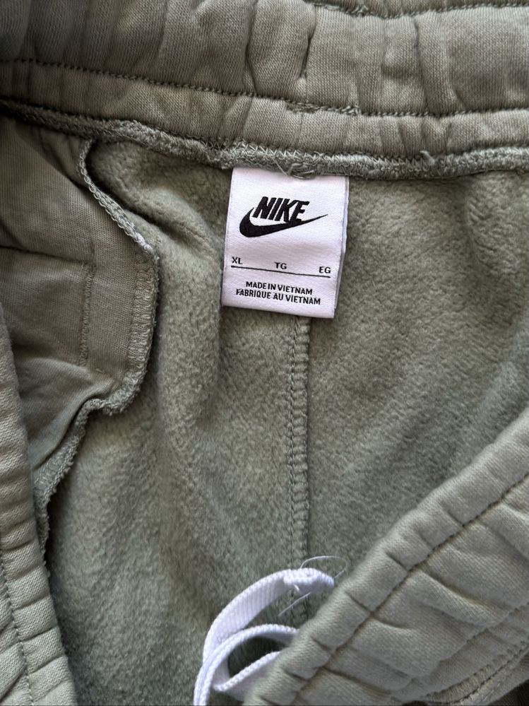 Долнище на Nike.