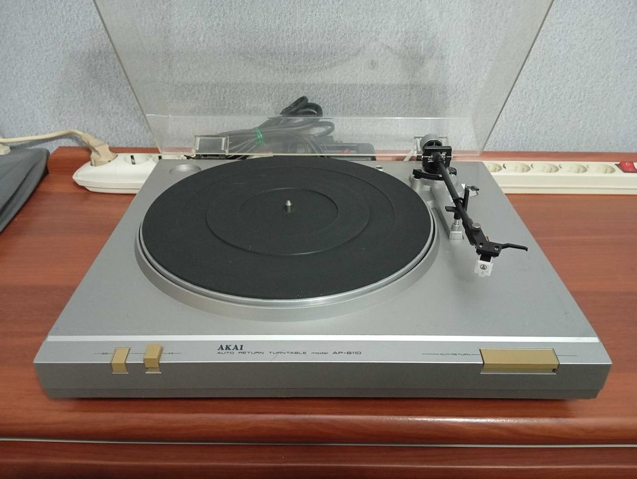 Продам проигрыватель винил дисков AKAI .
