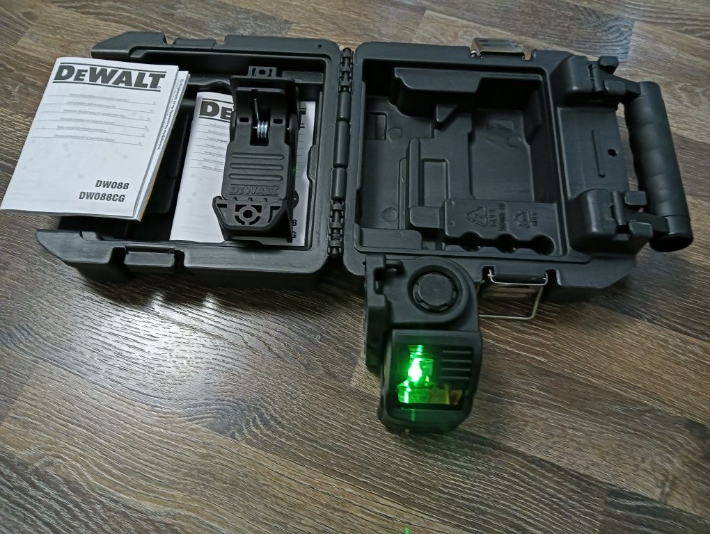 Laser DeWALT DW088CG Nivela laser cu fascicul 30 m