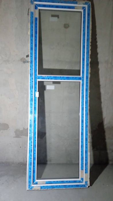 Платиковые окна разных размеров, подоконник