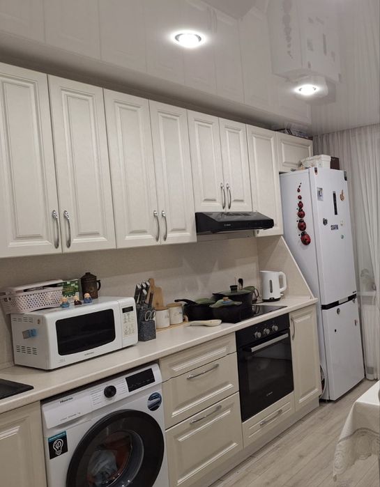 Продам кухонный гарнитур со встроенной техникой