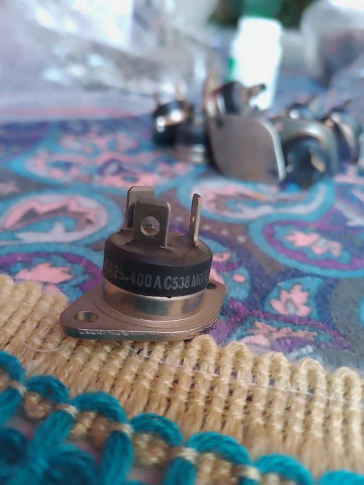 14 bucăți noi BTA40-400A/BTA25-600B/BTA25-700B
Thyristor TRIAC 600V 42