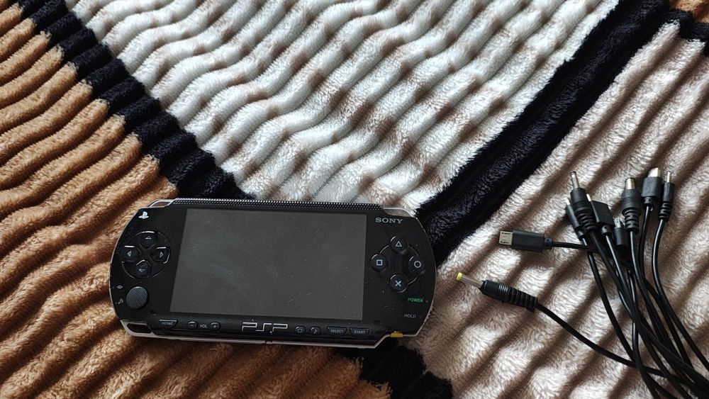 Vând psp 1004 modat cu card 32 gb