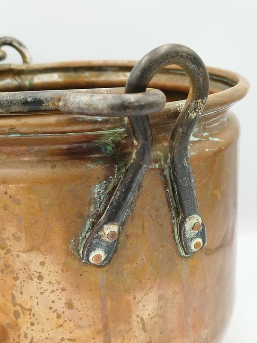 Голямо холандско медно котле, ръчно изковано с дръжка от ковано желязо